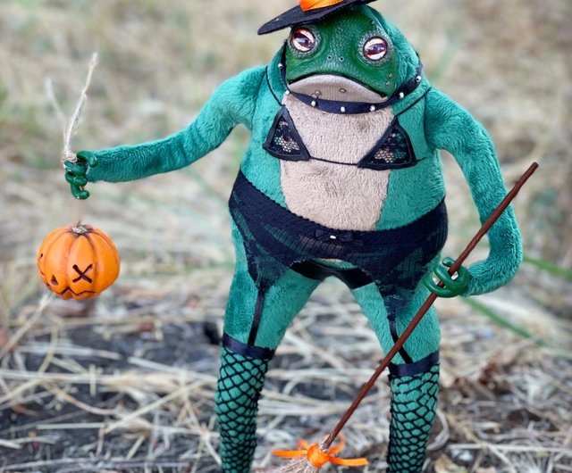 ウクライナ 魔女のカエル人形、緑のハロウィーンのカエルの人形