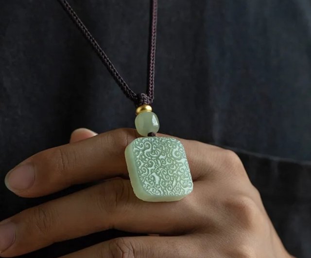 送料無料 12%OFF】和田玉 祥雲無事牌ネックレス まつぼっくり手作り