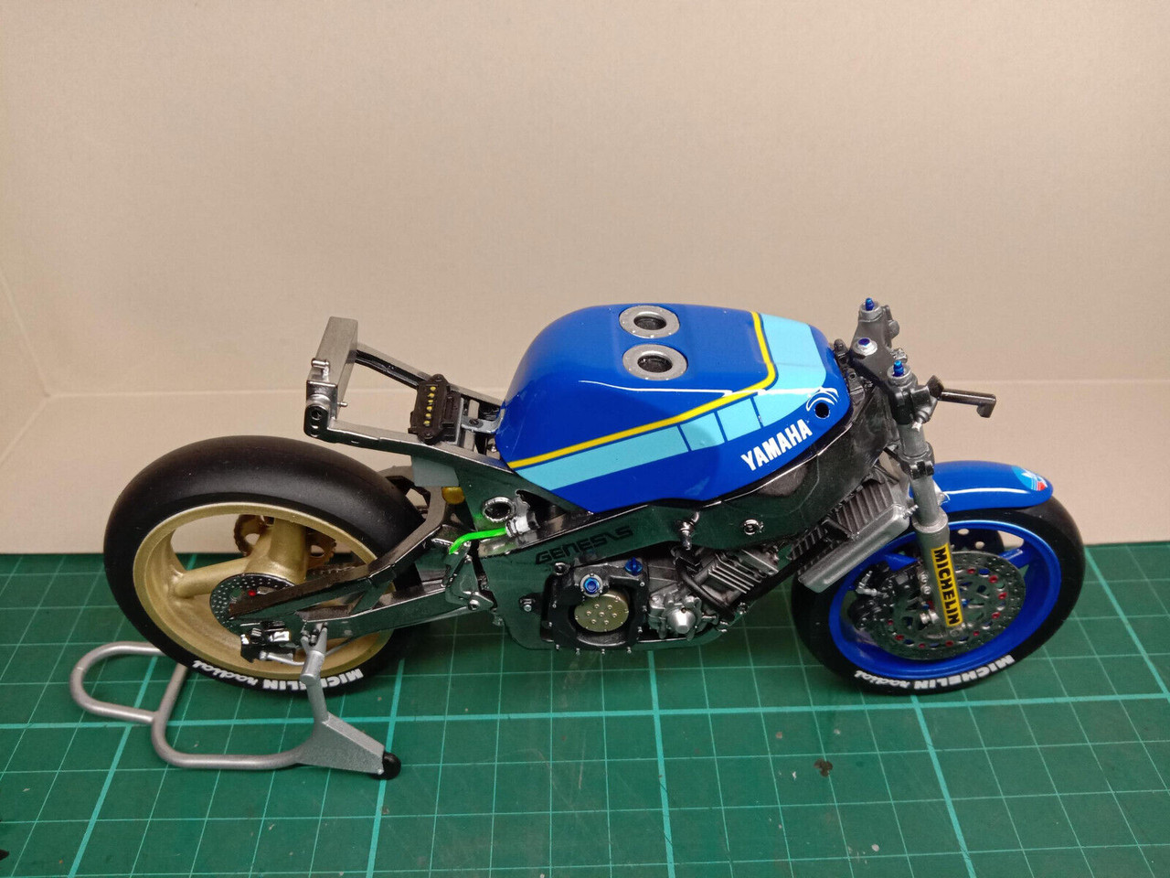 Fujimi 1/12 YAMAHA FZR750 Motorcycle Bike Plastic Model Kit