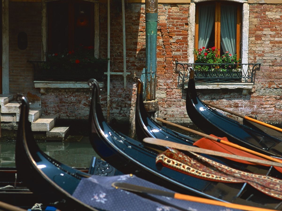 ムラーノ島ガラス工房見学＆ゴンドラ遊覧＜シーフードランチ付き／日本