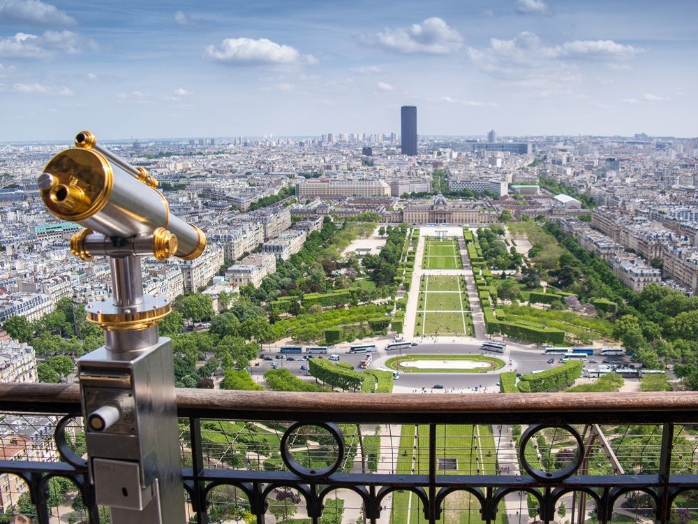 エッフェル塔入場見学ツアー 第2展望台まで階段で上る特別体験！頂上