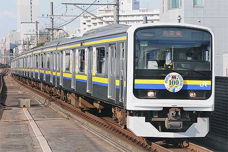 209系に「内房線・久留里線開業100周年記念」ラッピング｜209系情報局