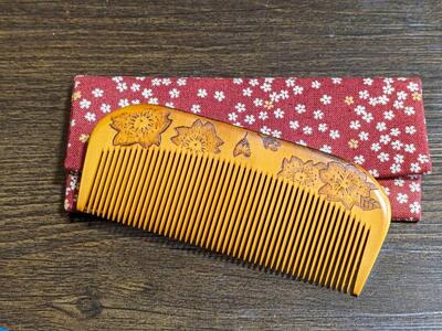 つげ櫛の櫛留商店 本つげ材焼絵櫛（すす櫛細歯）袋付 ※約9．8cm