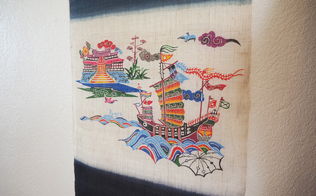 紅型タペストリー 首里城に進貢船【藤﨑紅型工房】 | 沖縄県名護市