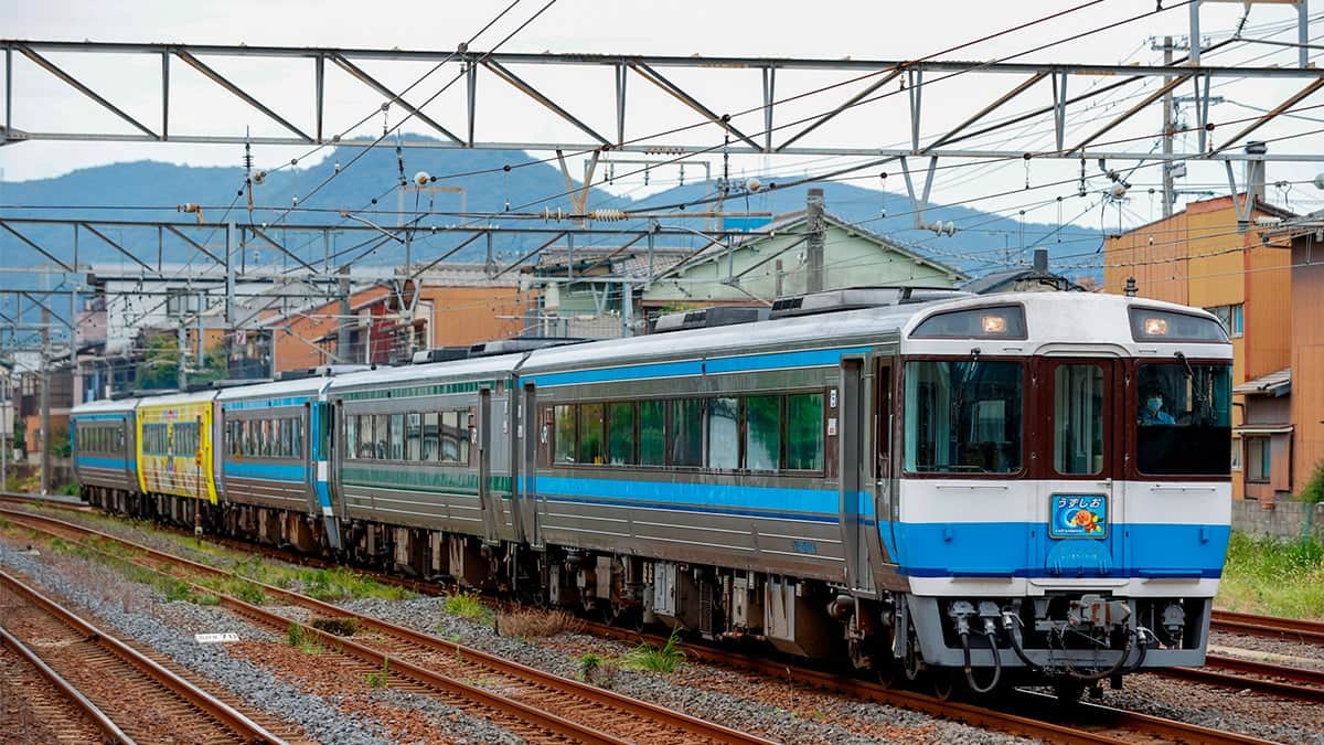 特急“うずしお”9号，32号にキハ185系特急仕様の塗装パターン全種が連結