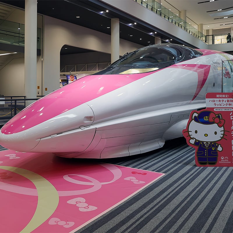 京都鉄道博物館500系が「ハローキティ新幹線」仕様にラッピングされる