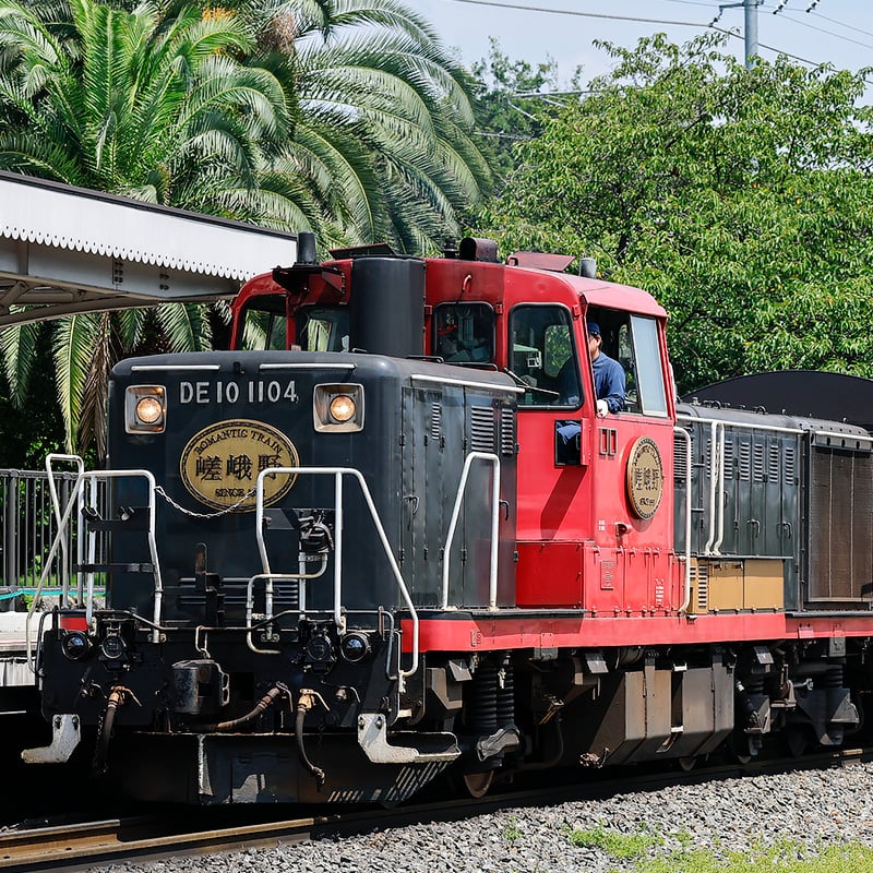 嵯峨野観光鉄道DE10 1104が京都鉄道博物館「SLスチーム」号を代走