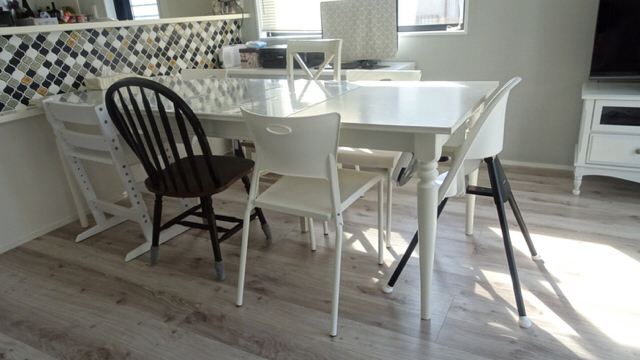 IKEAイケアの伸長式ダイニングテーブルINGATORP 。伸ばすの面倒だと