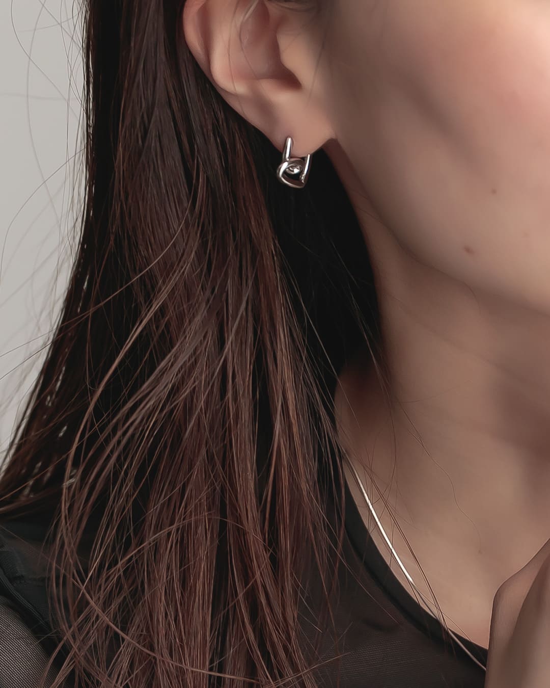 S925/18KGP】ねじれニュアンスハートラインピアス – ChooMia（チュミア）