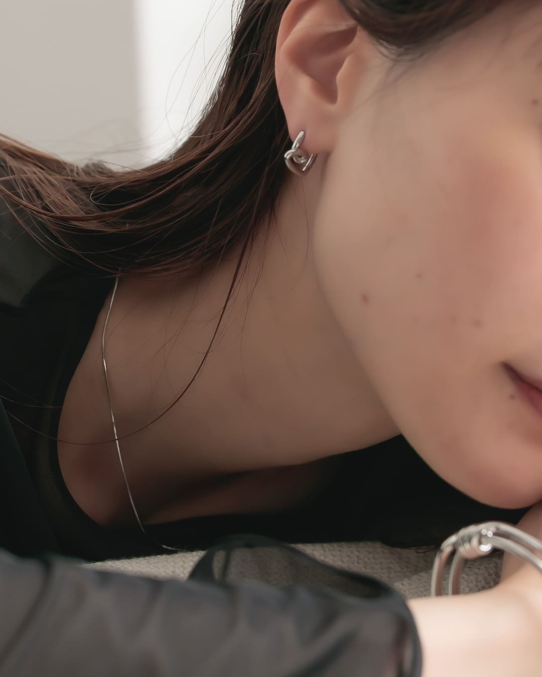 S925/18KGP】ねじれニュアンスハートラインピアス – ChooMia（チュミア）