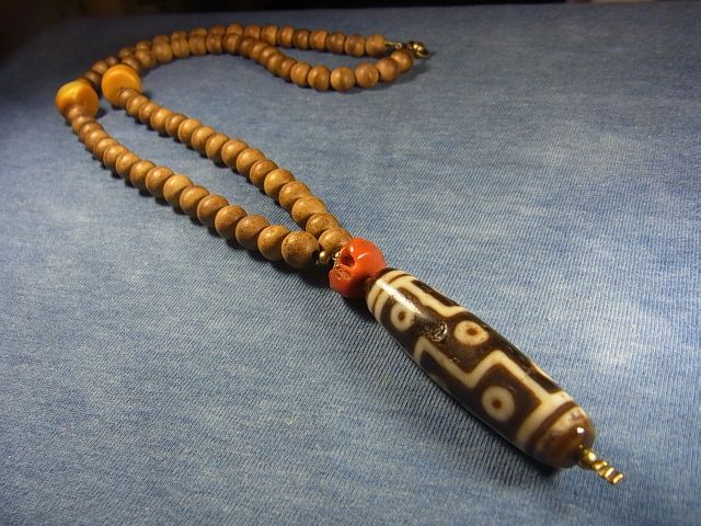 ジービーズ(チベット九眼天珠)とアンティーク山珊瑚、タニ沈香の