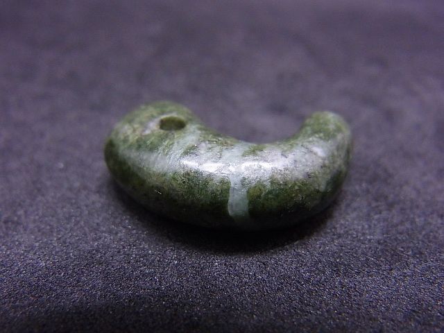 蛇紋岩製勾玉 （緑色岩石）古墳時代 - Chagamocraft (チャガモクラフト)