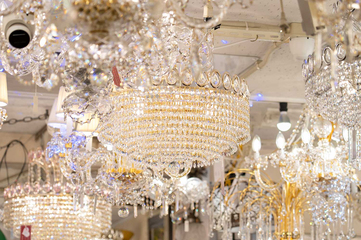 クリスタルシャンデリアとは？特徴や選び方、当店の納入実績をご紹介