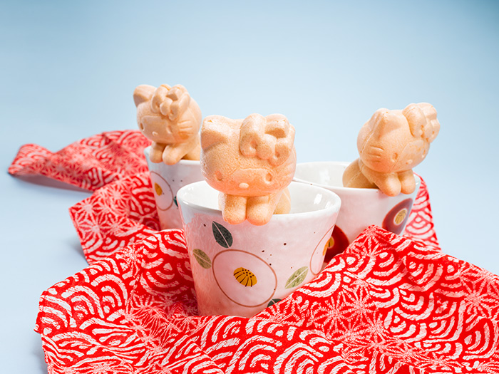 ハローキティと「栗庵風味堂」がコラボ！コップのふちに乗るキュートな