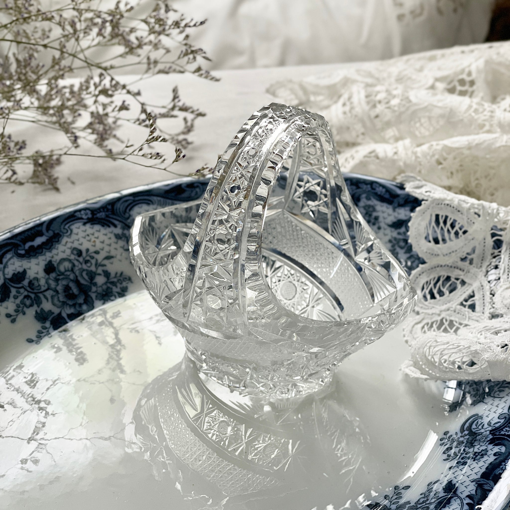 小さなサイズのガラスバスケット（高さ14cm） イギリスアンティーク