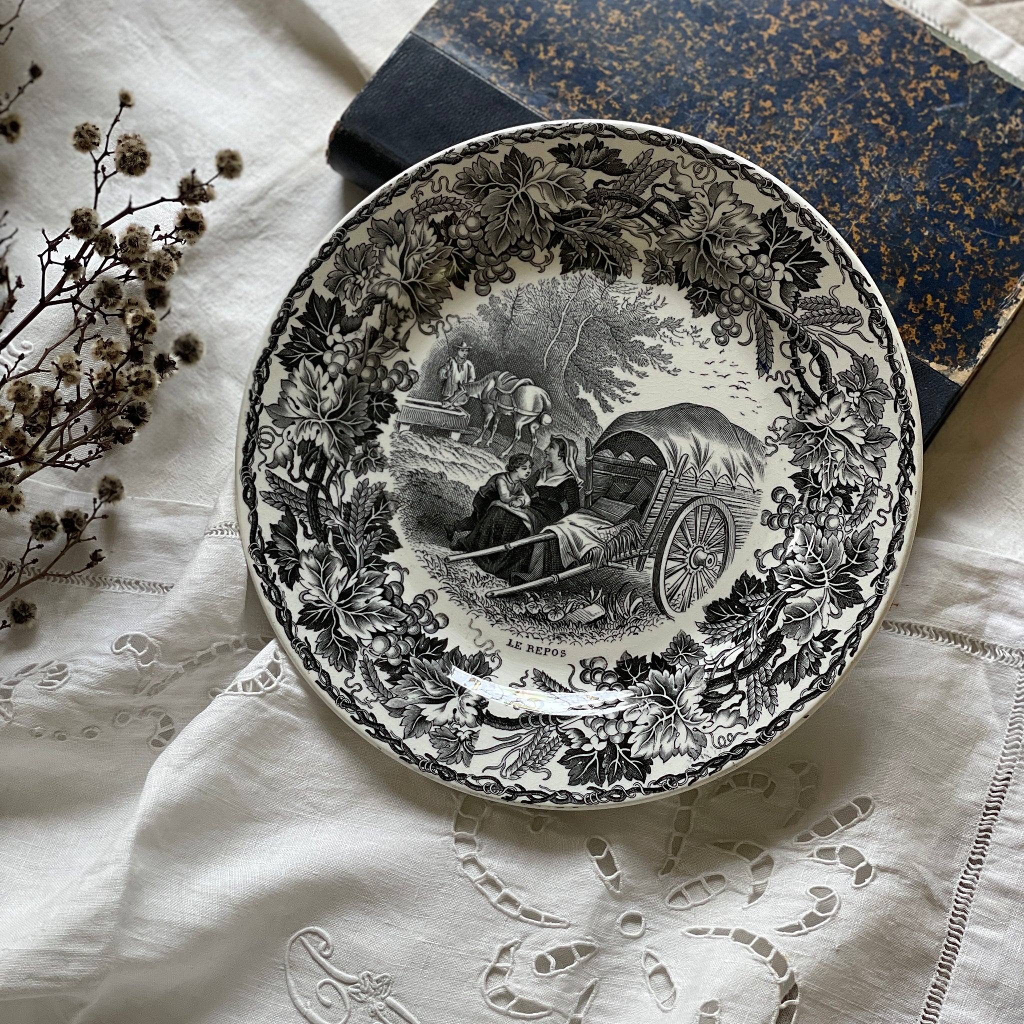 マーストリヒト ソシエテ セラミック社グリザイユプレート馬車（直径