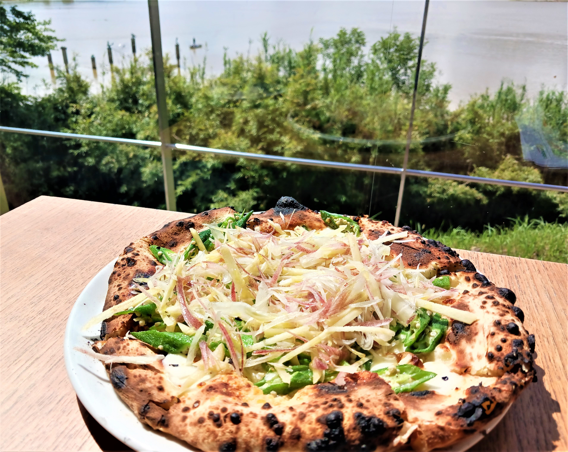 高滝湖畔にたたずむ隠れ家的ピザ屋さん「ピッツェリア ボッソ」 足を