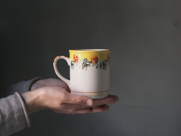 ヨシノヒトシ 色絵マグカップ（黄色）