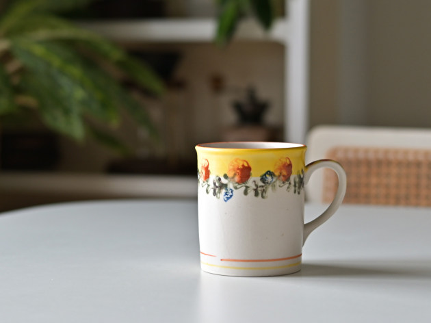 ヨシノヒトシ 色絵マグカップ（黄色）