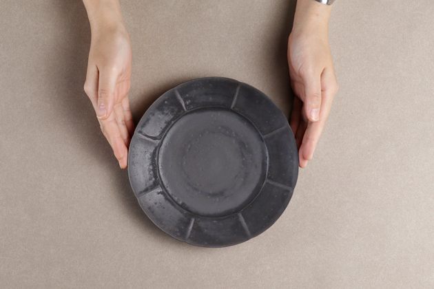 久野靖史 輪花皿（黒・19.5cm）