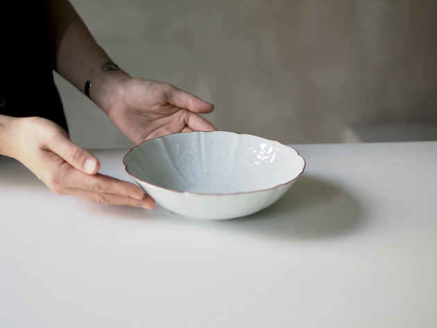 宮岡麻衣子 白磁陽刻菊牡丹文鉢