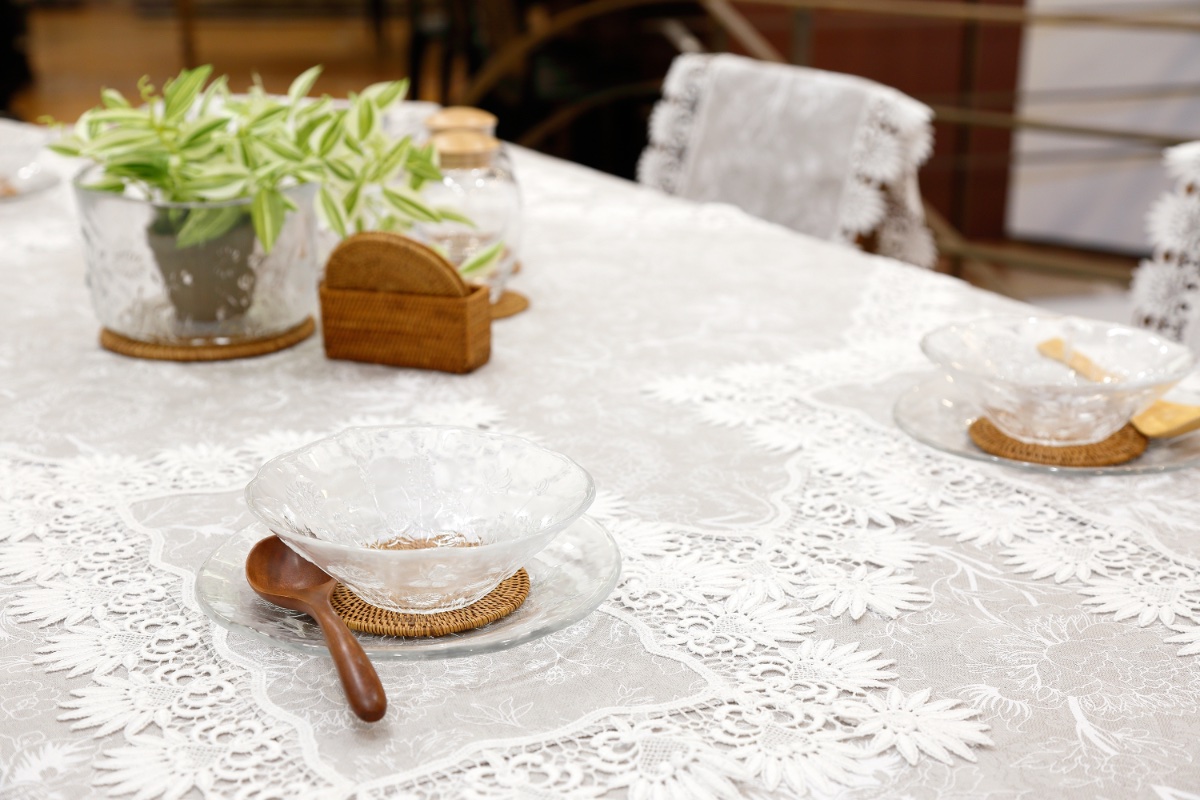 食卓を美しく彩る｜ご自宅のテーブルに適したテーブルクロスの選び方
