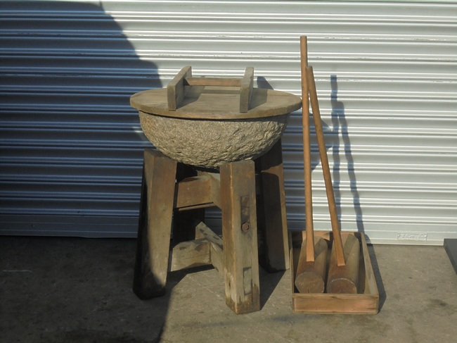 中古厨房機器 販売・買取の大阪厨房本舗/餅つき臼・木台・杵つき 4点