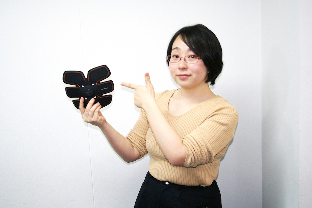 ながらトレーニング”で腹筋を割りたい。「SIXPAD」などEMSトレーニング