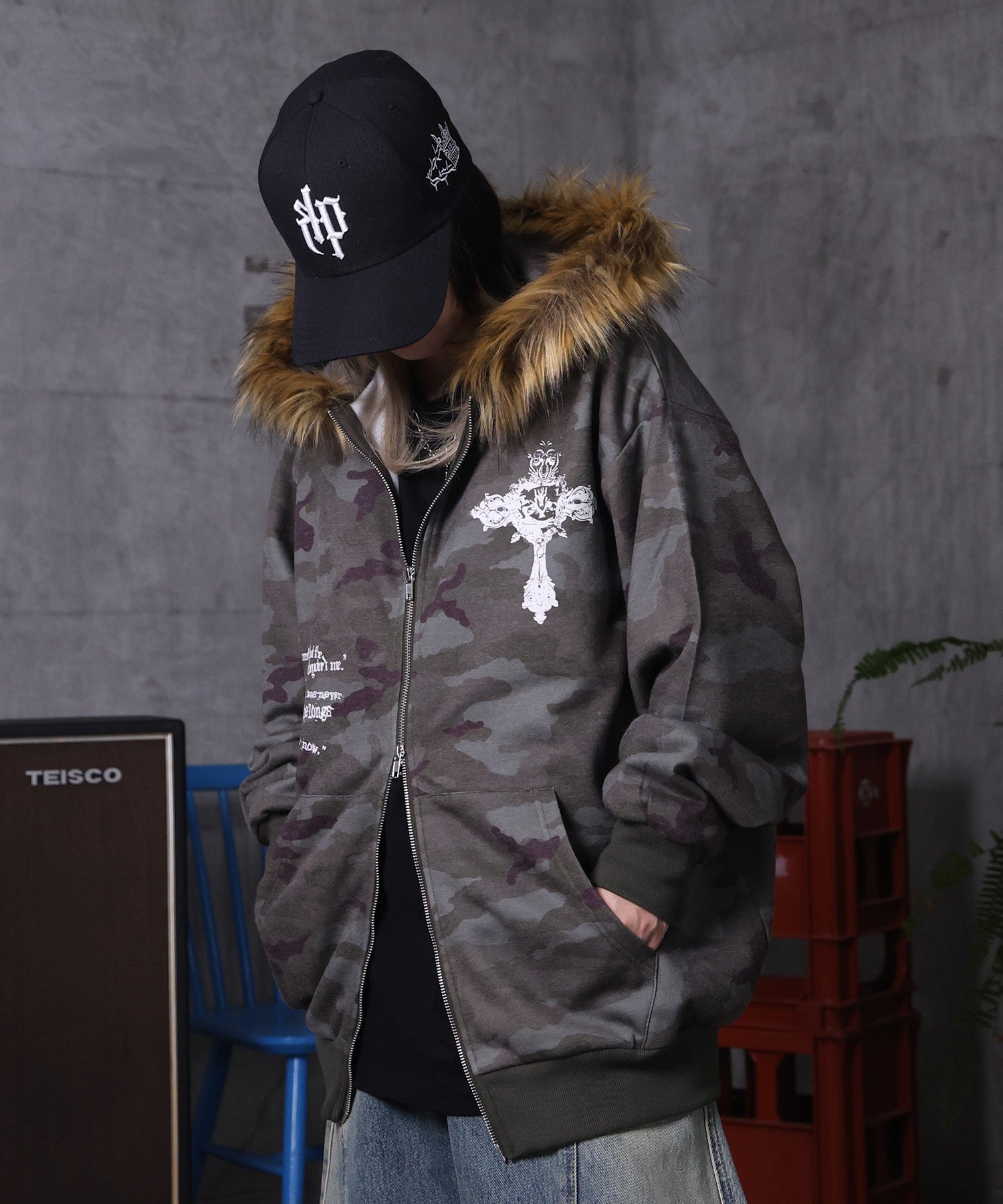 MAROCORE / マロコア】クロスモチーフ 裏起毛 ファー プリント ジップ