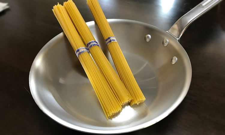 パスタ専用のアルミフライパンでシェフの気分が味わえました | CooNelNel