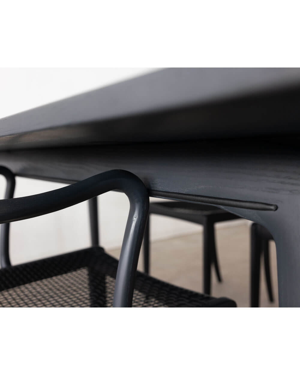 現品SALE］ELEGANCE ダイニングアームチェア（BK） | cocochi ｜ 家具