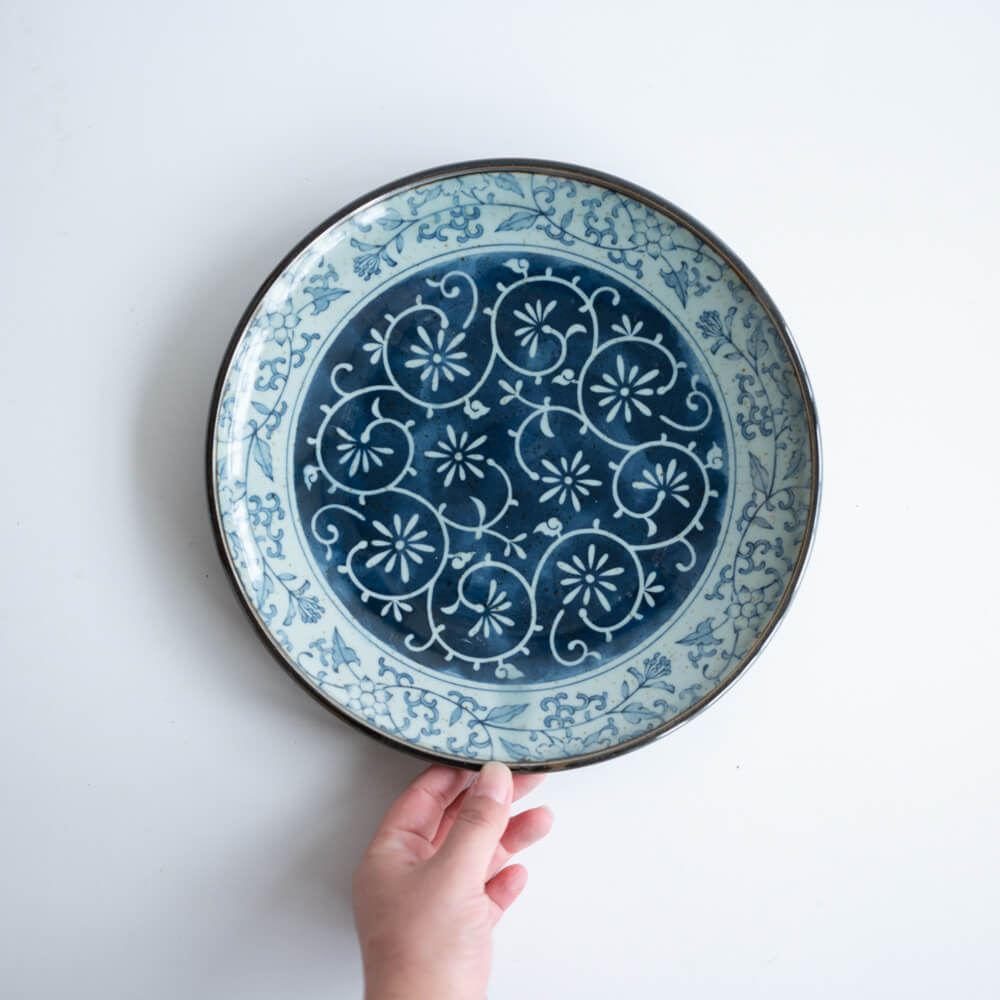 WEB限定】紺巻唐草 丸8寸皿 -器市- | cocochi ｜ 家具と服と暮らしの店