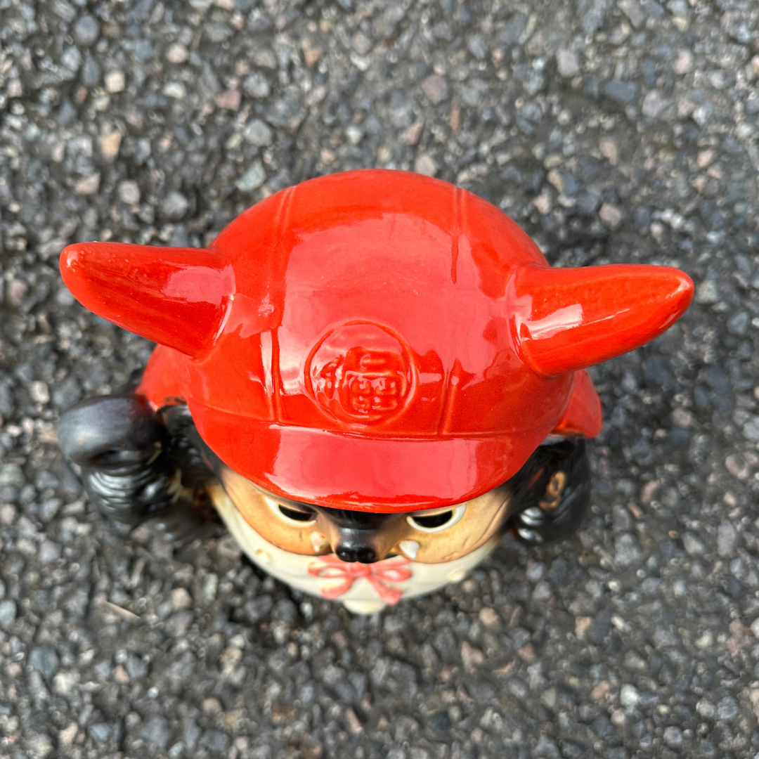 ヤマ庄陶器】福鬼喜門狸赤兜（品番：B090-06）｜ここ滋賀 オンライン