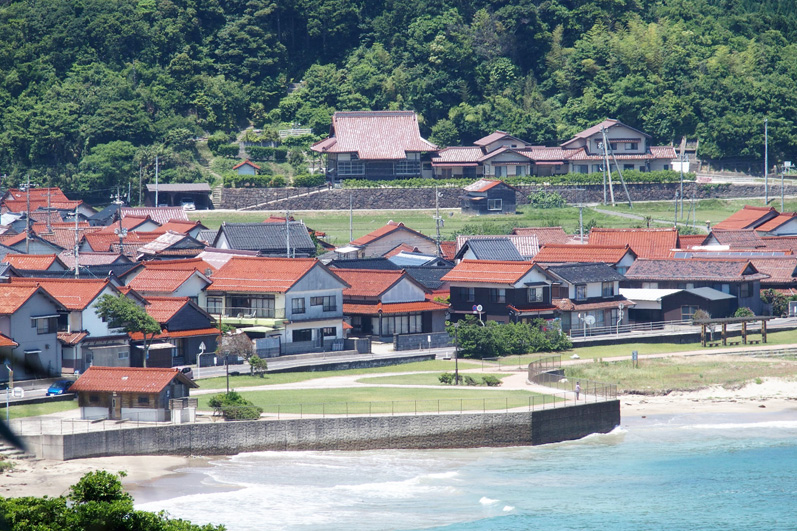 景色通信Vol.66『島根半島の赤瓦の屋根景観』 – 日本色彩学会