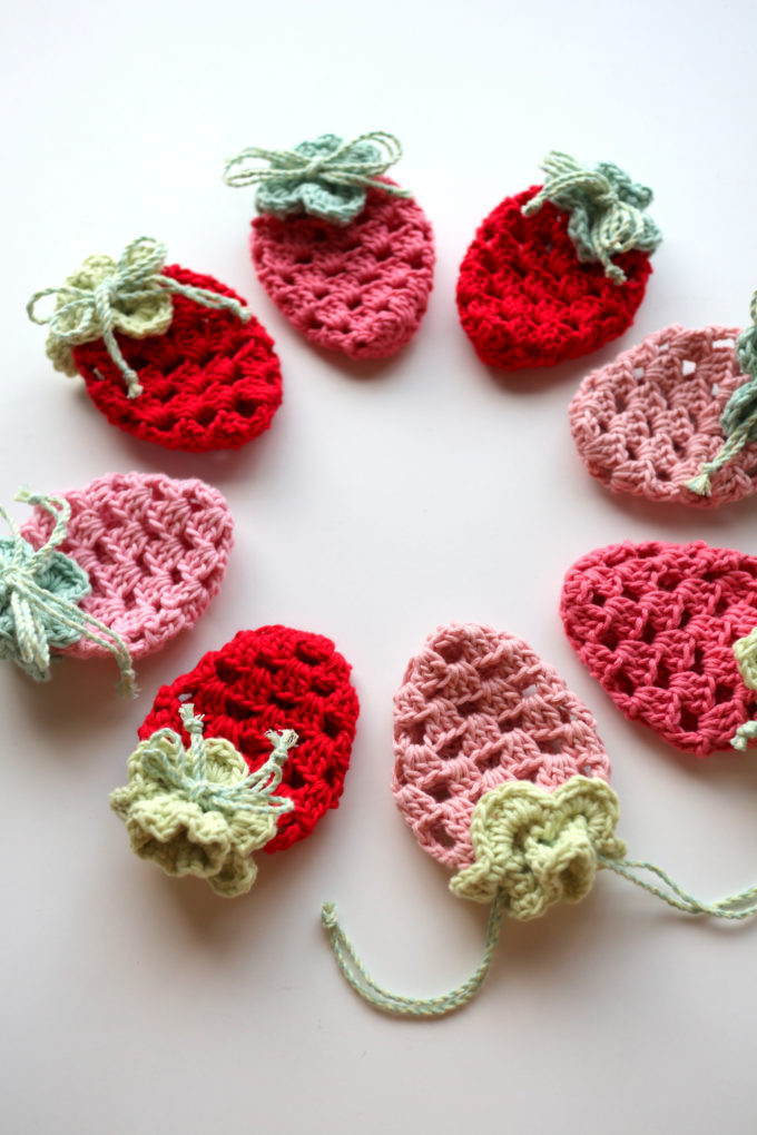 動画あり】グラニースクエアで編む小さないちごの巾着の編み方 (Part1