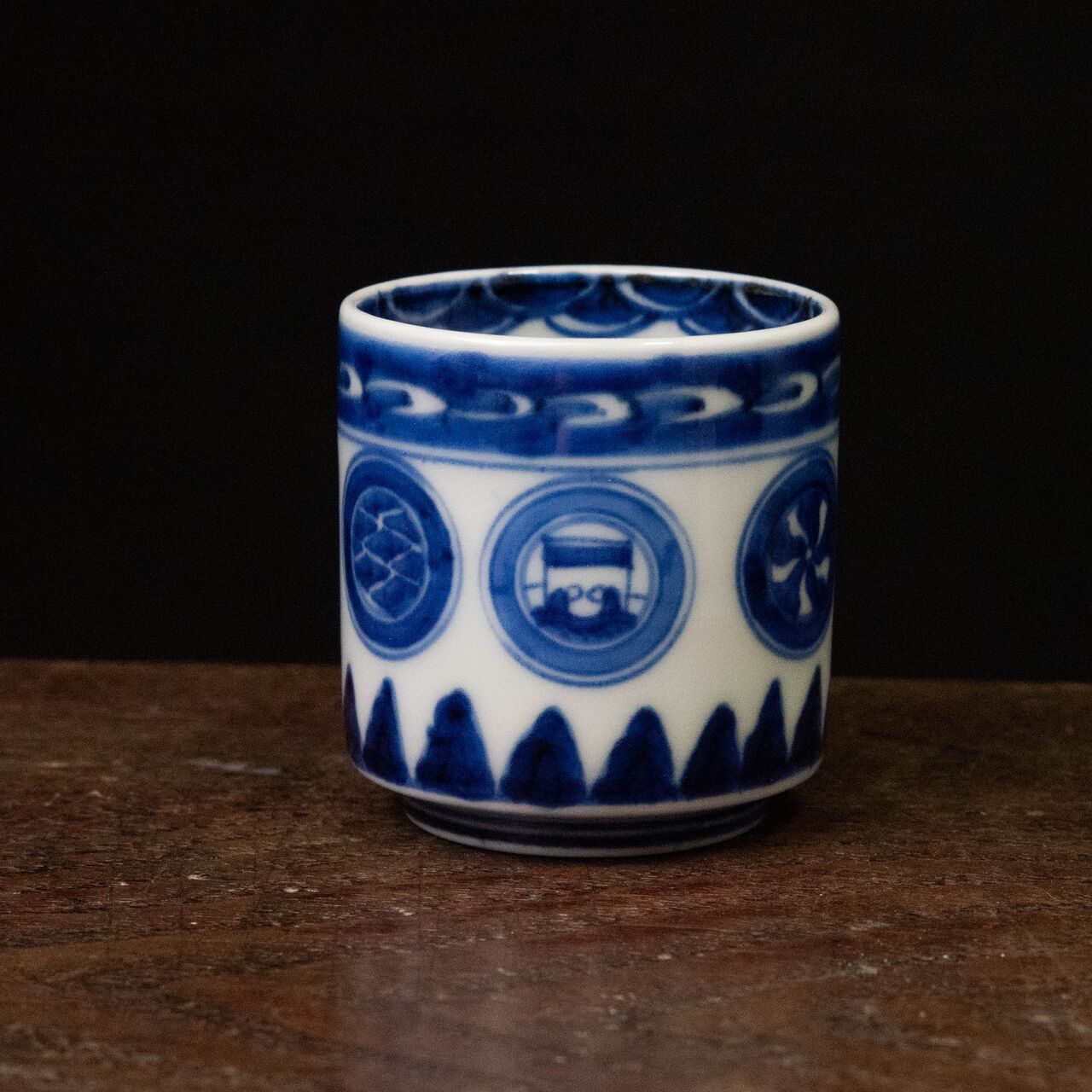 陶磁器 :: 伊万里 丸窓・瓔珞文 のぞき猪口 | COTTOU.JP 骨董の通販