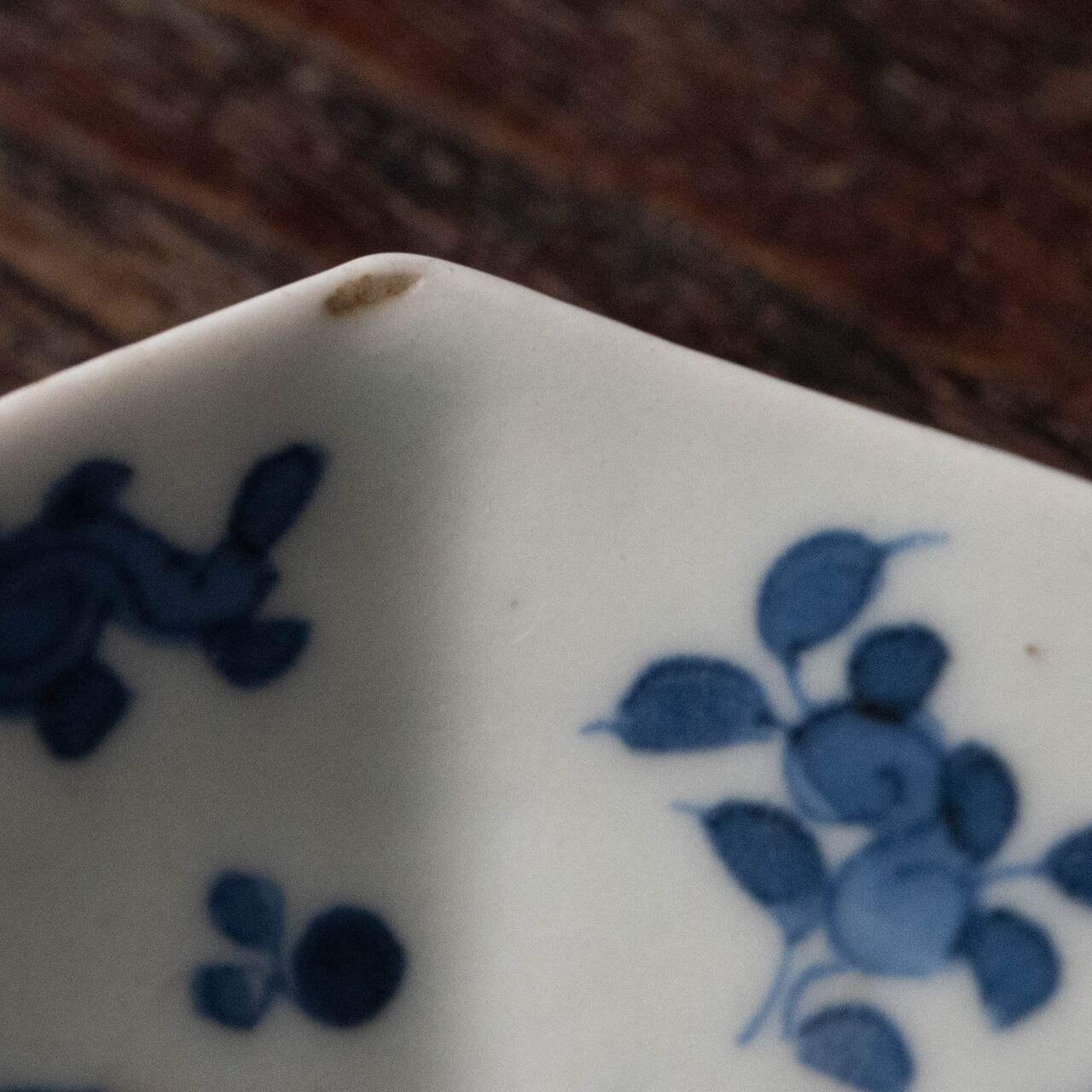 陶磁器 :: 古伊万里 藍柿右衛門 捻草花文 六角 変形皿 | COTTOU.JP