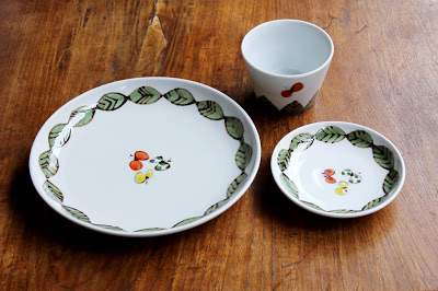 九谷青窯・米満麻子さんの「色絵葉っぱに蝶」が入荷しました