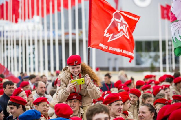 まずは制服で誘って… 軍国主義的愛国心はこうして培養される