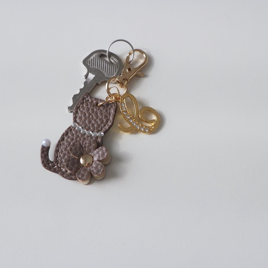 アクセサリー ヴィーガンレザー イニシャル ネコチャーム – COVERARY