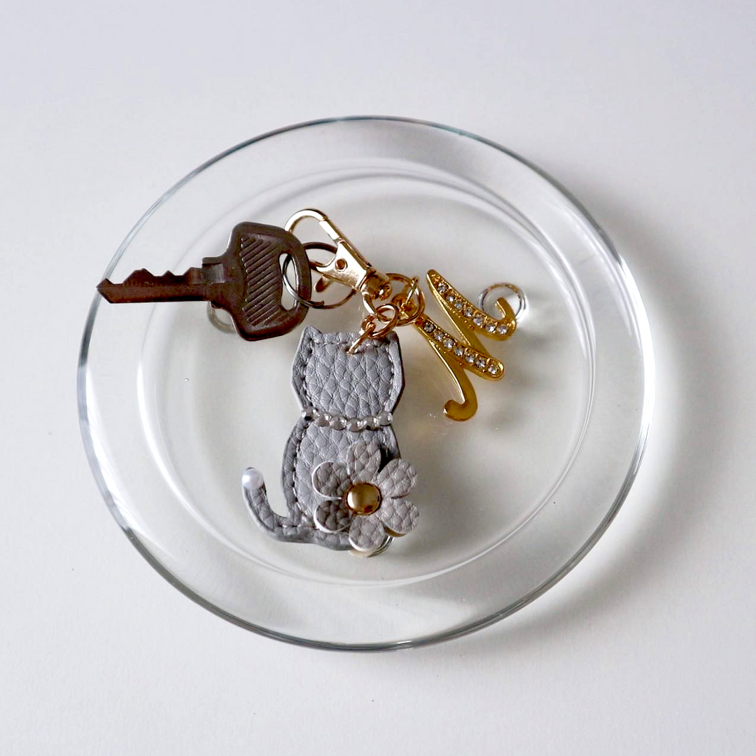 アクセサリー ヴィーガンレザー イニシャル ネコチャーム – COVERARY