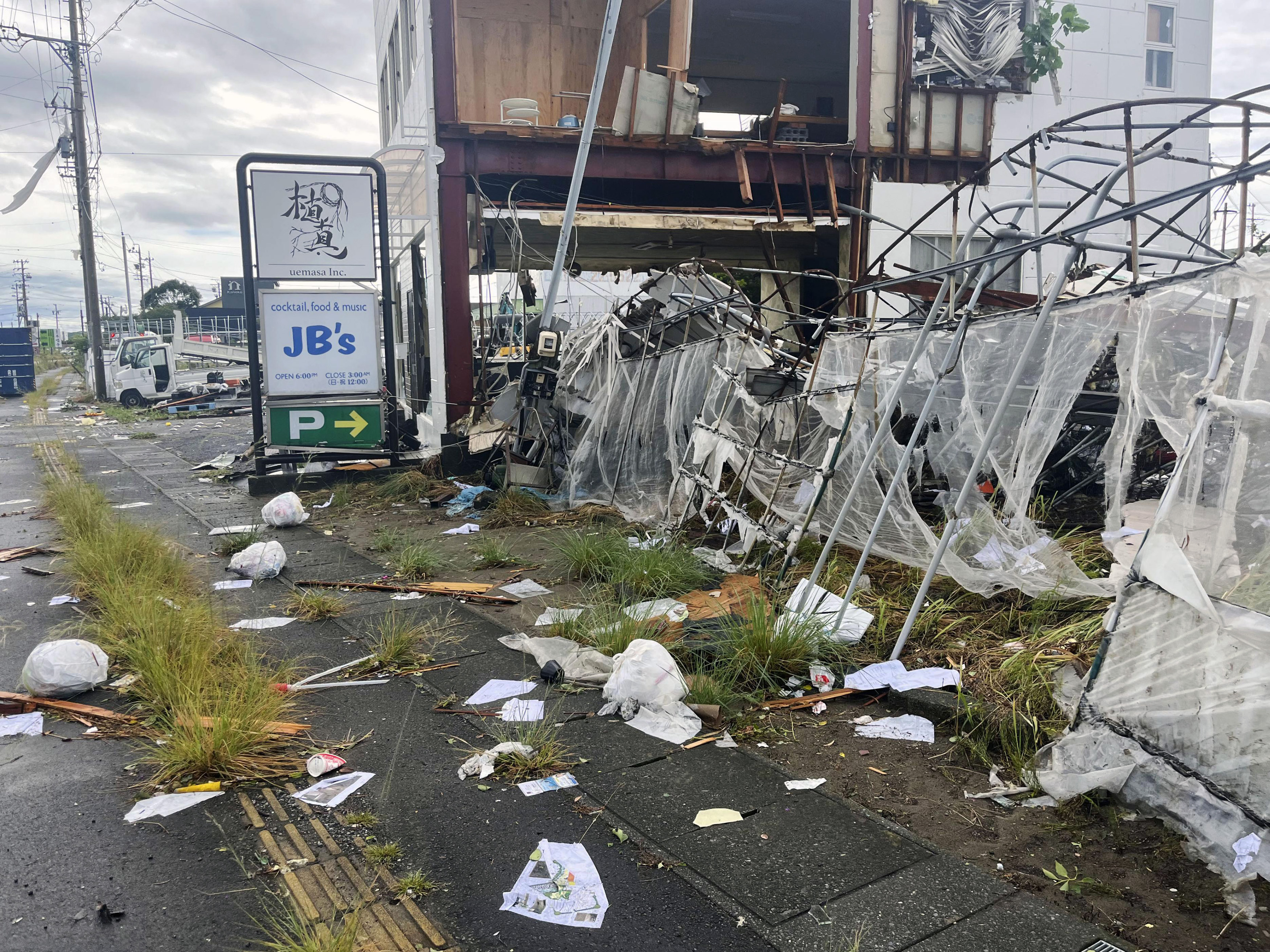 静岡で突風「竜巻」か、ビニールハウス飛ばされ作業中の男性が骨折
