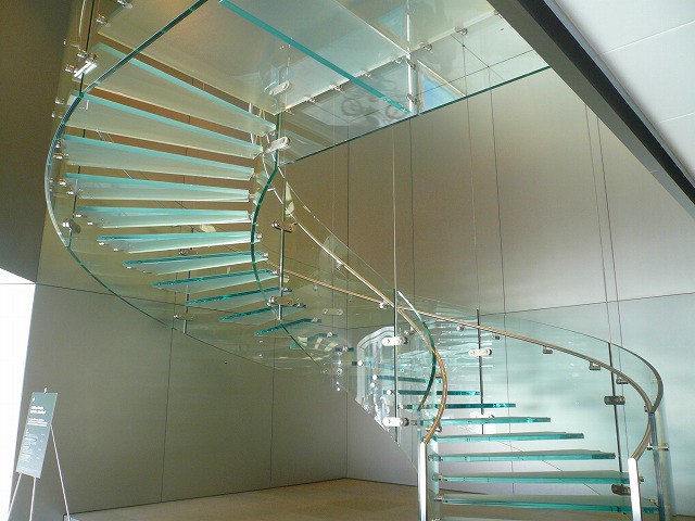 ガラスのらせん階段を作れるAGC「レオフレックス」【手すり壁編