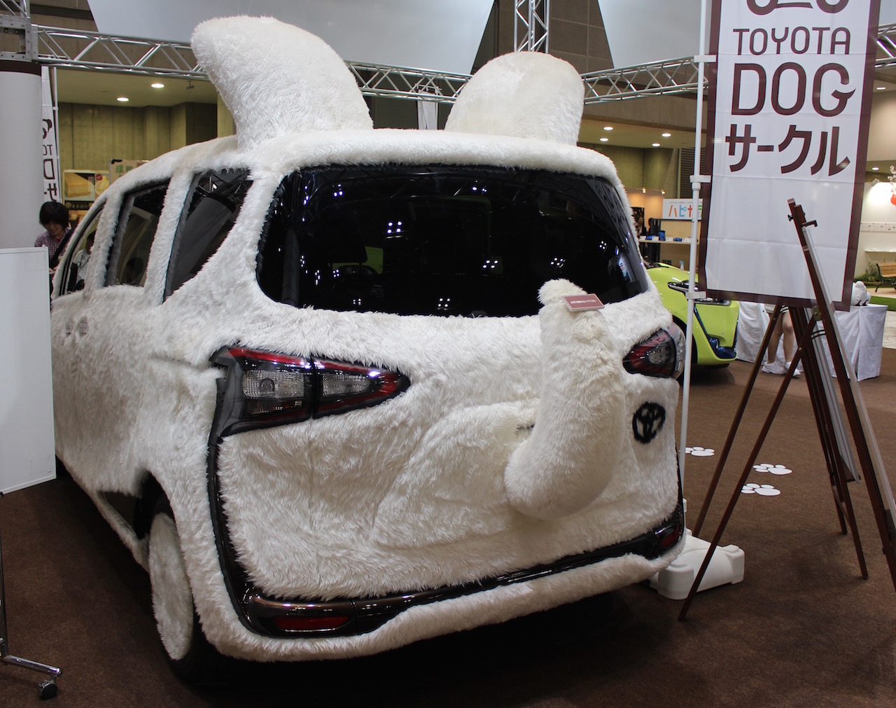 イヌの着ぐるみを着たシエンタが登場!?【インターペット】 | clicccar.com