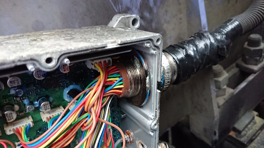 タダノ受信機RCS-MC3 メタルコネクター外れない。 - 産業用ラジコン