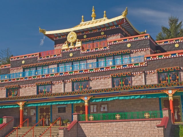 スコットランドの田舎に突如現れる チベット仏教の殿堂は実にカラフル