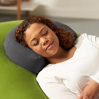 ヨギボームーンピローのまとめ］三日月形が優しく包み込むビーズ