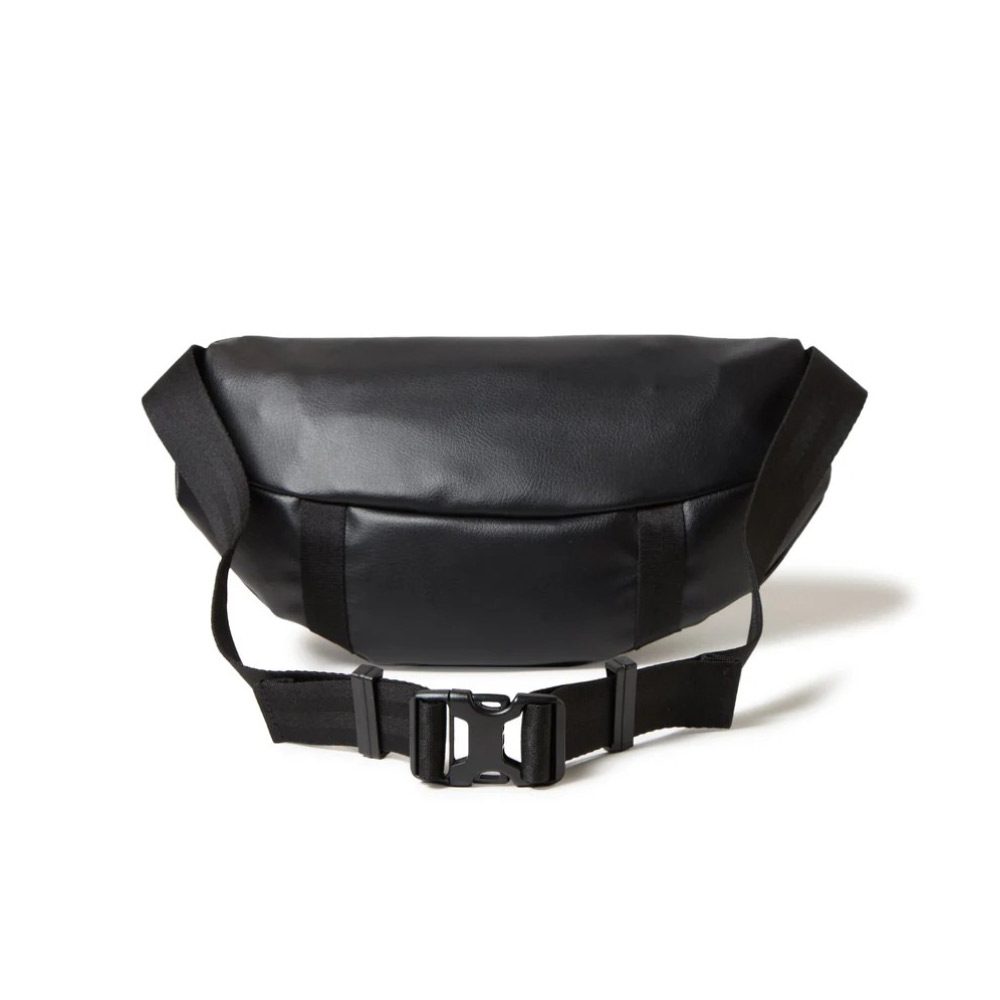 小ぶりなバナナ型の形状が特徴のウエストバッグ。