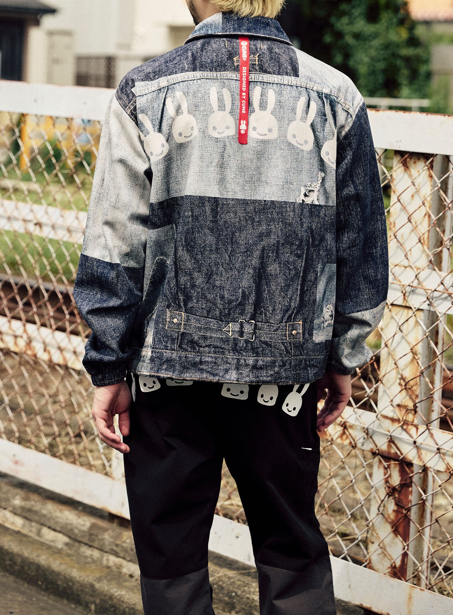 モザイクジージャンプリントのツイルコーチジャケット｜ウサギがいる