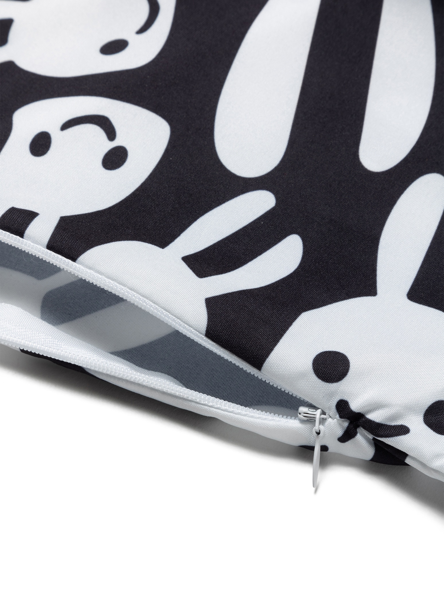 クッションカバー ぐにゃぐにゃウサギ｜ウサギがいる｜CUNE ONLINE STORE